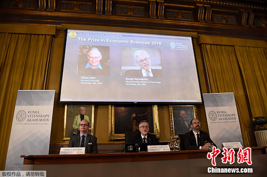 当地时间10日上午11时45分,瑞典斯德哥尔摩,2016年诺贝尔经济学奖揭晓,奥利弗·哈特、本特·霍姆斯特罗姆荣获该奖项。 当地时间10日上午11时45分,瑞典斯德哥尔摩,2016年诺贝尔经济学奖揭晓,奥利弗·哈特、本特·霍姆斯特罗姆荣获该奖项。