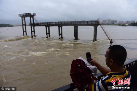 2016年10月13日，琼海市和琼中县先后发布暴雨红色预警信号。目前海南部分市县暴雨仍在持续，万泉河水快速上涨。 蒙钟德 摄 图片来源：视觉中国