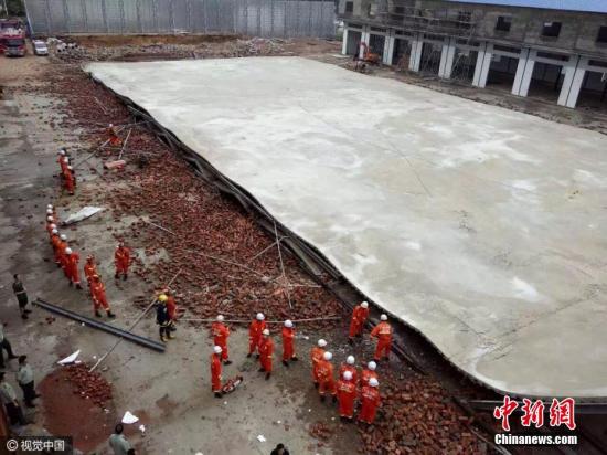 2016年10月21日，南宁银海大道良庆检察院附近一房子坍塌。 图片来源：视觉中国