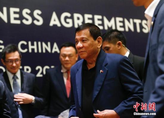 10月21日，菲律宾总统杜特尔特在北京会见中国企业家，会见后，杜特尔特出席并见证中菲企业间签署相关合作协议。中新社记者 杜洋 摄