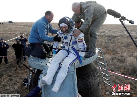 2016年10月30日消息，“联盟号”飞船搭载三名宇航员安全返回地球。着陆后，俄罗斯宇航员伊万尼申最先走出“联盟号”。