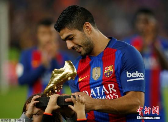 10月29日，苏亚雷斯高举奖杯向球迷展示。当日，在2016-2017赛季西班牙足球甲级联赛第十轮巴塞罗那队对阵格拉纳达队的比赛前，巴萨球员苏亚雷斯向球迷展示他获得的欧洲金靴奖奖杯。
