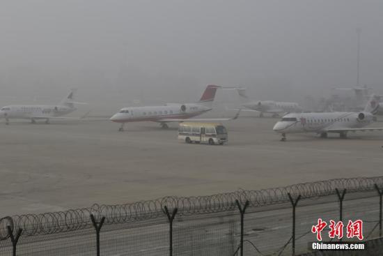 11月5日早晨，都机东机达标<strong></strong>北京大雾弥漫，场浦场数部分地区出现能见度不足200米的暂停强浓雾。同时中到重度霾持续。新航线申北京市气象台11月4日晚21时发布大雾橙色预警信号，民航预计至11月5日早晨本市大部分地区有能见度小于200米的局首据浓雾，局地能见度小于50米。都机东机达标图为北京首都机场笼罩在雾霾之中。<a target=‘_blank‘ href=‘http://www.chinanews.com/‘>中新社</a>记者 李慧思 摄