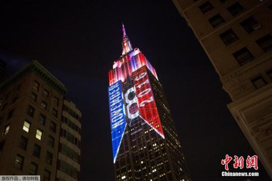 当地时间2016年11月9日，美国纽约帝国大厦的外墙亮起蓝色和红色的LED灯带，展示美国大选各州的投票结果。