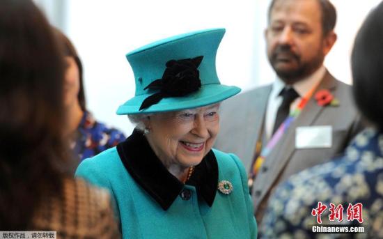 2016年11月9日，英国伦敦，伊丽莎白二世女王与菲利普亲王出席弗朗西斯·克里克医疗研究中心揭幕仪式。