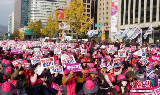 11月12日，韩国爆发自2008年以来最大规模的示威游行。1500多个市民社会团体在首尔市中心举行大规模集会，谴责“亲信干政”事件，要求总统朴槿惠辞职并对此事负责。截至当日20时，主办方估计有100万名民众参加集会，警方称实际规模已达26万人，超过2008年因反对进口存在疯牛病隐患的美国牛肉而举行的示威人数。 <a target='_blank' href='http://www.chinanews.com/'><p align=