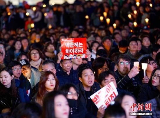 韩国民众凌晨示威与警方发生冲突 23人被捕60人伤