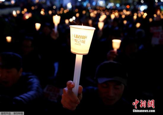 当地时间2016年11月16日，韩国首尔，当地民众再次举行烛光游行，要求总统朴槿惠下台。