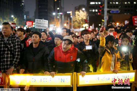 当地时间11月19日，要求韩国总统朴槿惠下台的第四次韩国民众大规模烛光集会在首尔市等46个地区举行。