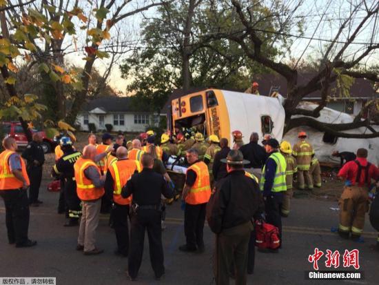 当地时间11月21日，美国田纳西州查塔努加发生校车事故，导致12人死亡。当地警方称，车上一共有35人，另外23人已经被送往医院。