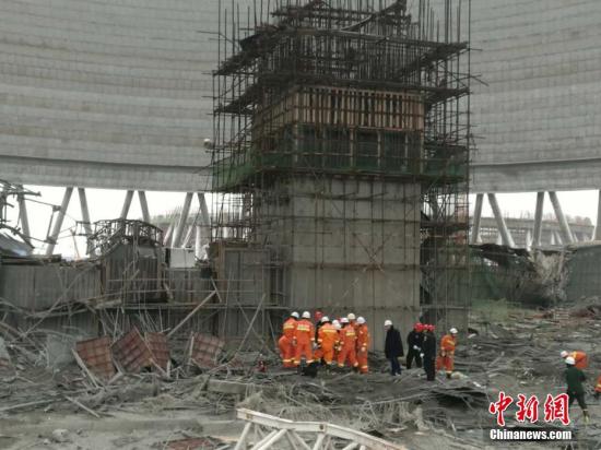 11月24日7点左右，江西省丰城市一电厂在建冷却塔施工平台发生倒塌，截至目前事故死亡人数已上升至40余人，救援人员已经赶到现场。刘占昆 摄