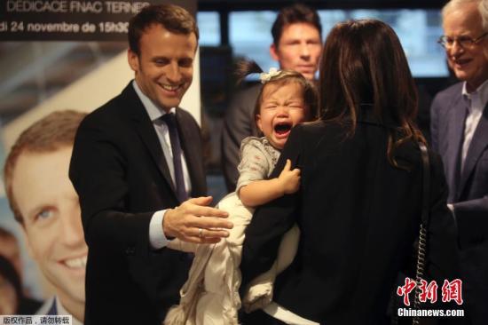 资料图:法国总统竞选人、前财长马克隆签售自己的新书。 资料图:法国总统竞选人、前财长马克隆签售自己的新书。