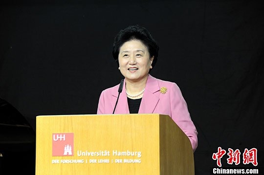 当地时间11月24日,中德青少年交流年闭幕式在德国汉堡大学举行,中国国务院副总理刘延东在致辞中表示,青年友好是中德友好的宝贵财富,是两国关系未来发展的希望所在。记者 彭大伟 摄 当地时间11月24日,中德青少年交流年闭幕式在德国汉堡大学举行,中国国务院副总理刘延东在致辞中表示,青年友好是中德友好的宝贵财富,是两国关系未来发展的希望所在。记者 彭大伟 摄