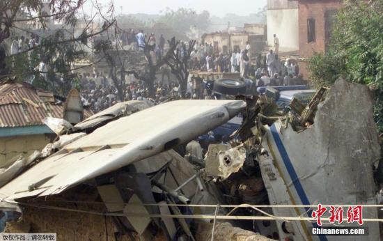 当地时间2002年5月4日，尼日利亚北部城市卡诺，148名乘客因飞机失事遇难，其中包括尼日利亚体育部长沙亚-阿库，此人全权负责尼日利亚的世界杯备战工作，这严重影响了尼日利亚国家足球队的备战。