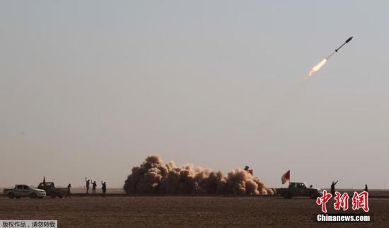 资料图：伊拉克士兵发射一枚火箭弹。