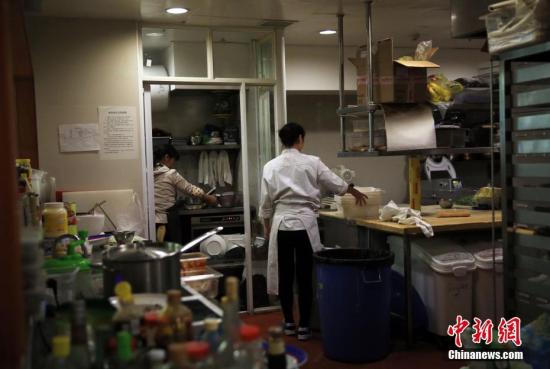 资料图：厨房工作人员经常站着工作。新时社记者 潘索菲 摄