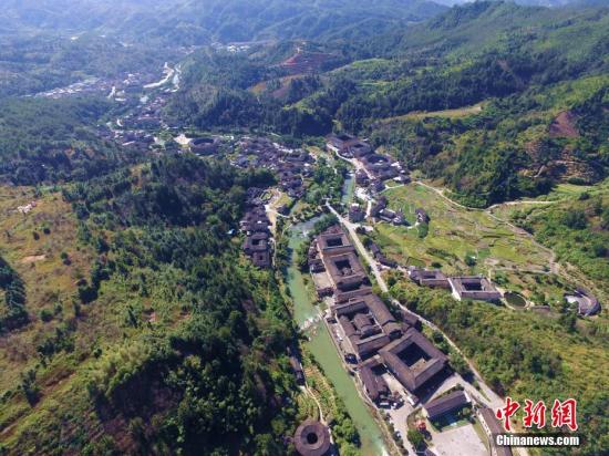 资料图：空中鸟瞰福建省龙岩市永定区洪坑村的土楼群，非常壮美。王东明 摄