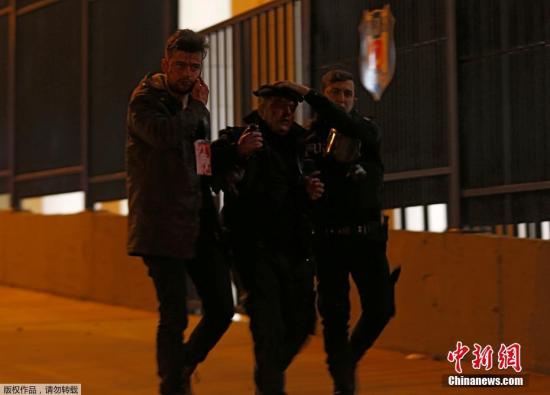 土耳其伊斯坦布尔的贝西克塔斯体育馆外当地12月10日发生炸弹两起爆炸事件。