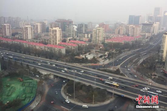 随着扩散条件逐渐转差，12月11日起，北京地区将再度出现一次中度到重度霾的天气过程。北京市气象台预计11日夜间到12日上午，将是此次雾霾过程中污染最重时段，部分地区PM2.5浓度将达320-380微克每立方米。图为11日中午时分北京北三环安贞地区雾霾严重。<a target='_blank' href='http://www.chinanews.com/'>中新社</a>记者 崔楠 摄