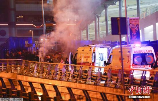 土耳其伊斯坦布尔的贝西克塔斯体育馆外当地12月10日发生炸弹两起爆炸事件，目前死亡人数由15人急剧上升。