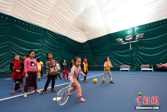 资料图：河北一小学学生正进行网球练习。 /p中新社记者 翟羽佳 摄