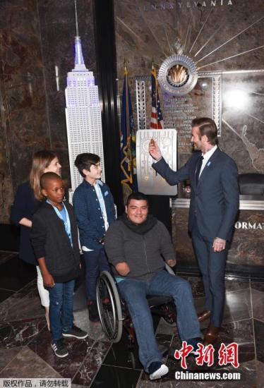 当地时间2016年12月12日，美国纽约，贝克汉姆登上纽约帝国大厦，参加联合国儿童基金会70周年庆活动，与孩子们互动父爱满满。