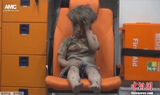 沉默的震撼 2016年8月17日，叙利亚阿勒颇，当地遭遇空袭，满身血污的4岁男孩奥姆兰获救后独自坐在救护车上。这张照片在网上公布后，触动了全球无数网民的心弦。