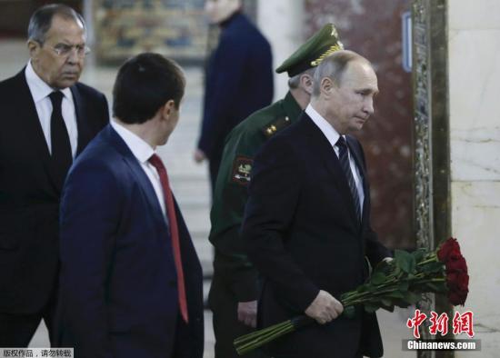 普京追授遇刺俄罗斯大使卡尔洛夫俄罗斯英雄称号。图为普京与俄外长拉夫罗夫前往悼念。