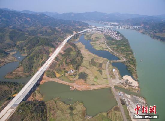 今年中国新增高速公路逾6000公里 总里程破13万公里