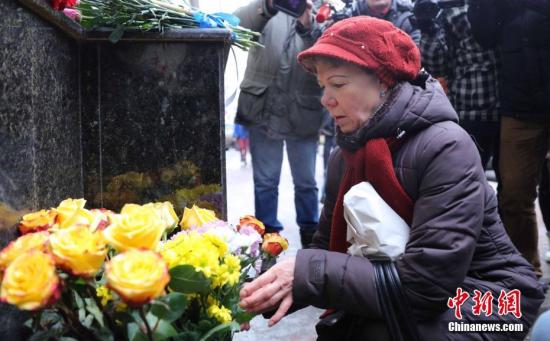 当地时间12月25日，俄罗斯民众在亚历山德罗夫红旗歌舞团门口为图—154空难遇难者献花。<a target='_blank' href='http://www.chinanews.com/'>中新社</a>记者 王修君 摄