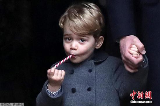 当地时间2016年12月25日，英国伯克郡，威廉一家四口出席圣马克教堂举办的圣诞节活动。乔治王子吃着棒棒糖亮相。