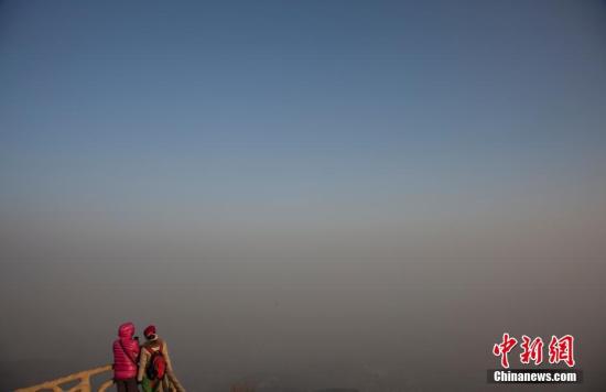 1月2日，从北京周边的山上望去，北京城笼罩在雾霾之中。 <a target='_blank' href='http://www.chinanews.com/'>中新社</a>记者 刘关关 摄