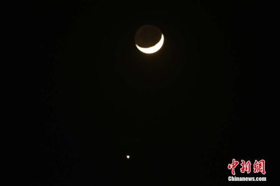 2017年1月2日夜间，甘肃省阿克塞县境内拍摄的“金星合月”天象景观。 高宏善 摄