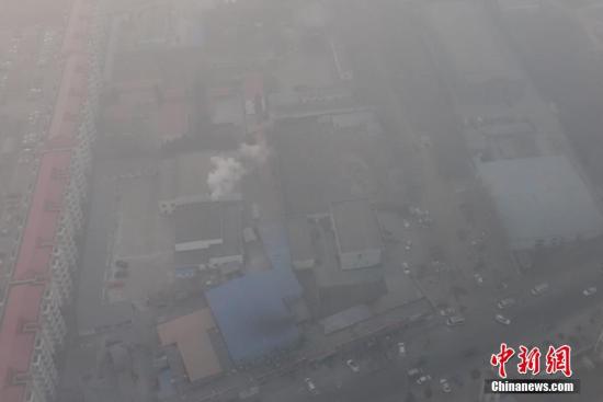 资料图：1月3日，雾霾暂别北京后，再度卷土重来。图为雾霾笼罩下的北京。<a target='_blank' href='http://www.chinanews.com/'>中新社</a>记者 崔楠 摄