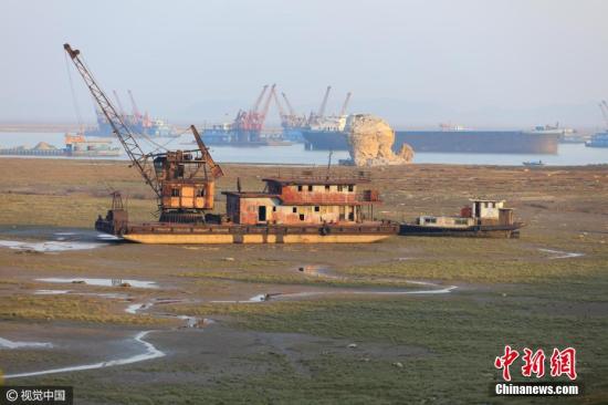 资料图：2017年1月3日，鄱阳湖缩至丰水期十分之一 ，船舶困湖底。 图片来源：视觉中国
