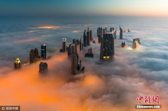 资料图：大雾笼罩的迪拜摩天大楼宛如从狂暴的海洋中升起。