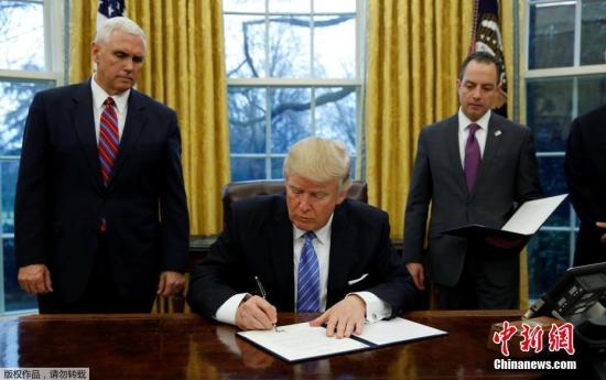 当地时间2017年1月23日，美国华盛顿，美国总统特朗普23日签署行政命令，正式宣布美国退出跨太平洋伙伴关系协定(TPP)。特朗普在白宫椭圆办公室签署了上述行政命令。他表示对于退出TPP对美国工人而言是一件好事。