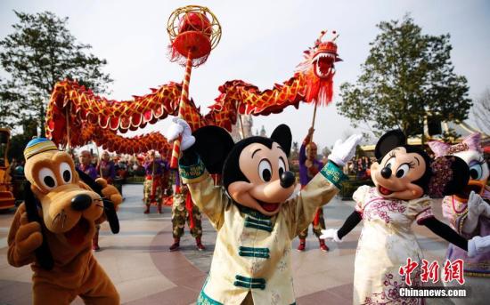 上海迪士尼乐园内欢腾的舞龙表演夺人眼球，米奇和伙伴们用舞龙的方式喜迎中国农历新年的到来。<a target='_blank' href='http://www.chinanews.com/'>中新社</a>记者 汤彦俊 摄