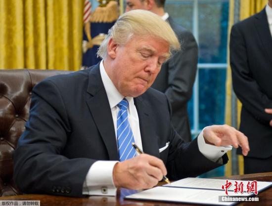 当地时间2017年1月23日，美国华盛顿，美国总统特朗普23日签署行政命令，正式宣布美国退出跨太平洋伙伴关系协定(TPP)。特朗普在白宫椭圆办公室签署了上述行政命令。他表示对于退出TPP对美国工人而言是一件好事。