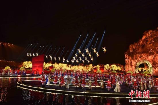 1月27日（农历大年三十）晚，搭建于山水之间的2500平方米水上舞台，以桂林城徽象鼻山和訾洲岛作为背景，与漓江山水融合的1.2万平方米大型山水实景舞台，构成2017年央视春晚桂林分会场。舞台和桂林独特的山水相互映衬，浑然天成，美轮美奂，如同仙境一样。图为32名威亚演员穿着华美、闪光的服饰从天而降，在桂林山水间翩翩飞舞。<a target='_blank' href='http://www.chinanews.com/'>中新社</a>记者 唐梦宪 摄
