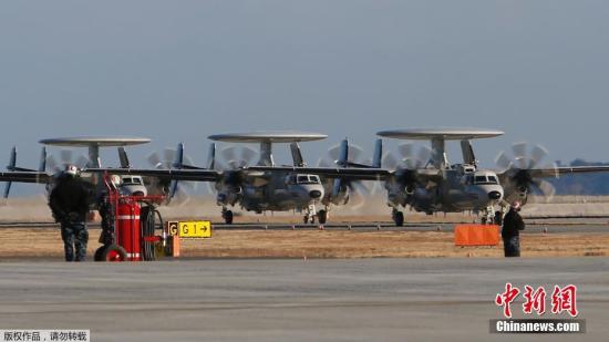 资料图：5架来自美国的E-2D新型预警机抵达美国海军陆战队驻日本岩国市的航空基地