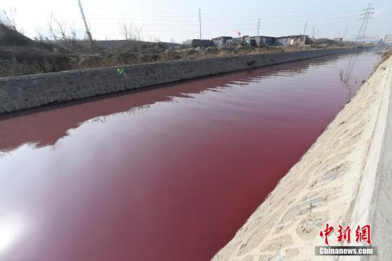 资料图：山西省太原市和平北路北排洪渠河道排水呈现鲜红色。韦亮 摄