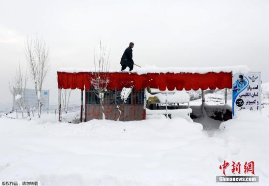 当地时间2月5日，阿富汗喀布尔被大雪覆盖。