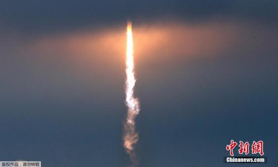 在经历去年9月的爆炸事故后,美国太空探索技术公司2月19日重启“太空物流”,从人类首次登月发射台成功发射“猎鹰9”火箭,将“龙”货运飞船送往国际空间站,并又一次实现“猎鹰9”火箭第一级陆地回收。 在经历去年9月的爆炸事故后,美国太空探索技术公司2月19日重启“太空物流”,从人类首次登月发射台成功发射“猎鹰9”火箭,将“龙”货运飞船送往国际空间站,并又一次实现“猎鹰9”火箭第一级陆地回收。