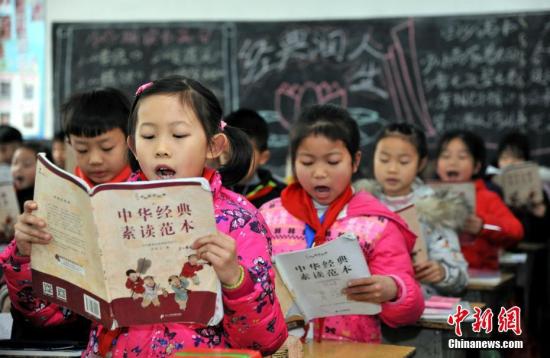 资料图：江西省万载县第一小学开展“热爱母语学诵汉字”活动，让孩子们学习、诵读汉语国学经典。邓龙华 摄