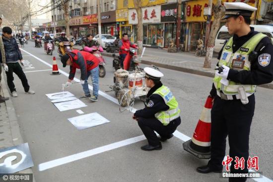 郑州给停车位编“身份证号” 防乱划停车位 。 李四信 摄 图片来源:视觉中国 郑州给停车位编“身份证号” 防乱划停车位 。 李四信 摄 图片来源:视觉中国