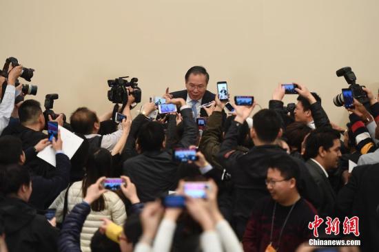 3月2日，全国政协十二届五次会议新闻发布会在北京人民大会堂举行，大会新闻发言人王国庆答中外记者提问。记者 韦亮 摄