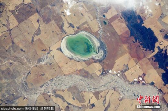 3月2日消息，美国航空航天局(NASA)航拍地球美景，地球的“素颜”照从一个罕见的角度展现美景，令人震撼。图为澳大利亚珀斯。图片来源：Sipachina 版权作品 请勿转载