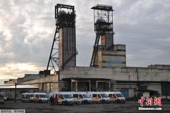 当地时间2017年3月2日，乌克兰利沃夫，救护车抵达发生事故的煤矿现场。据乌国家紧急情况局3月2日通报，乌克兰西部“草原”煤矿的爆炸发生在当天中午，并引发矿井坍塌。