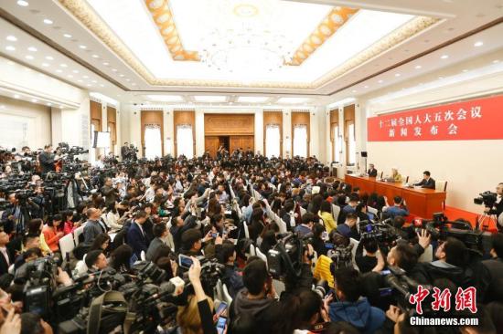 3月4日上午，十二届全国人大五次会议在北京人民大会堂举行新闻发布会，大会发言人傅莹就大会议程和人大工作相关问题回答中外记者的提问。 记者 盛佳鹏 摄